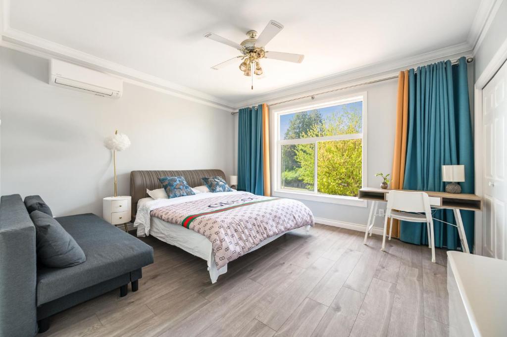 una camera da letto con un letto, un divano e una finestra di Amy Guesthouse a Richmond