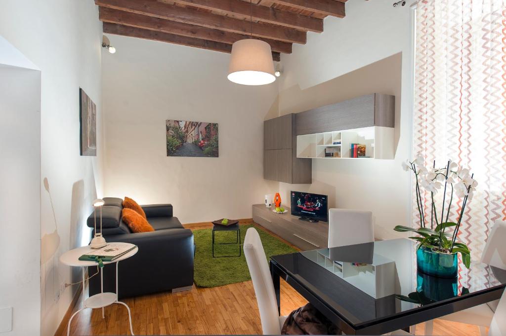 sala de estar con mesa y sofá en FL Apartments Charming Flat in the heart of Trastevere, en Roma