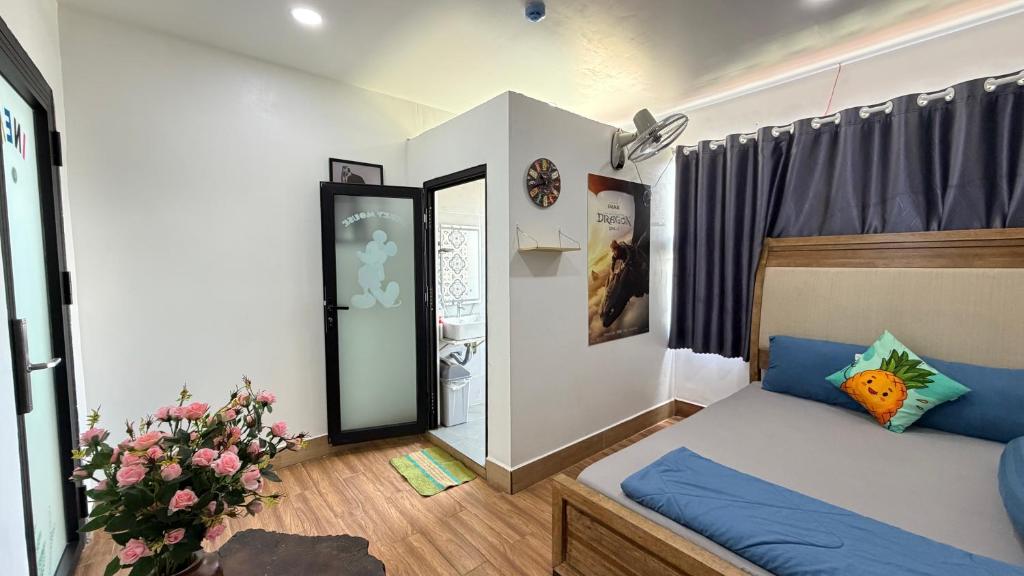 a small room with a bed and a mirror at Nắng Hotel in Cẩm Mỹ