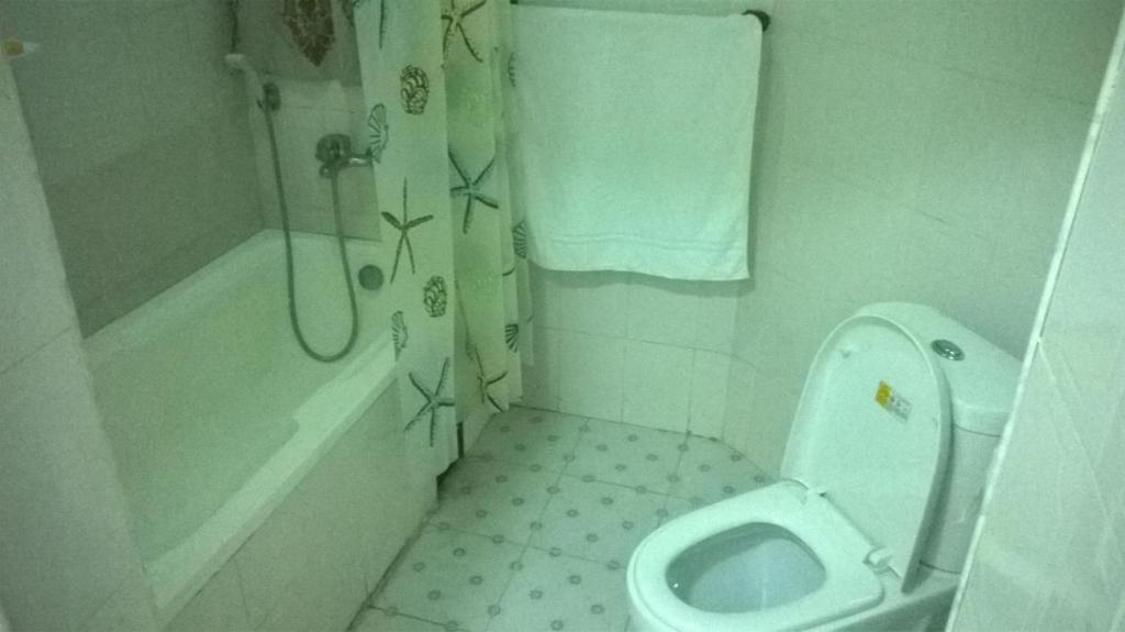 La salle de bains est pourvue de toilettes, d'une baignoire et d'une douche. dans l'établissement Paradise Ocean Resort, à Cape Coast