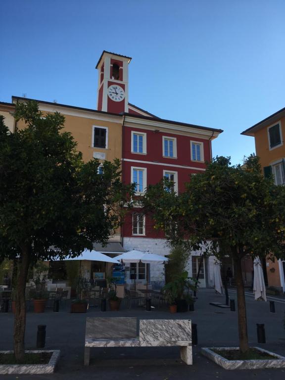 un edificio con una torre de reloj encima en Ostello Palazzo Nizza en Massa