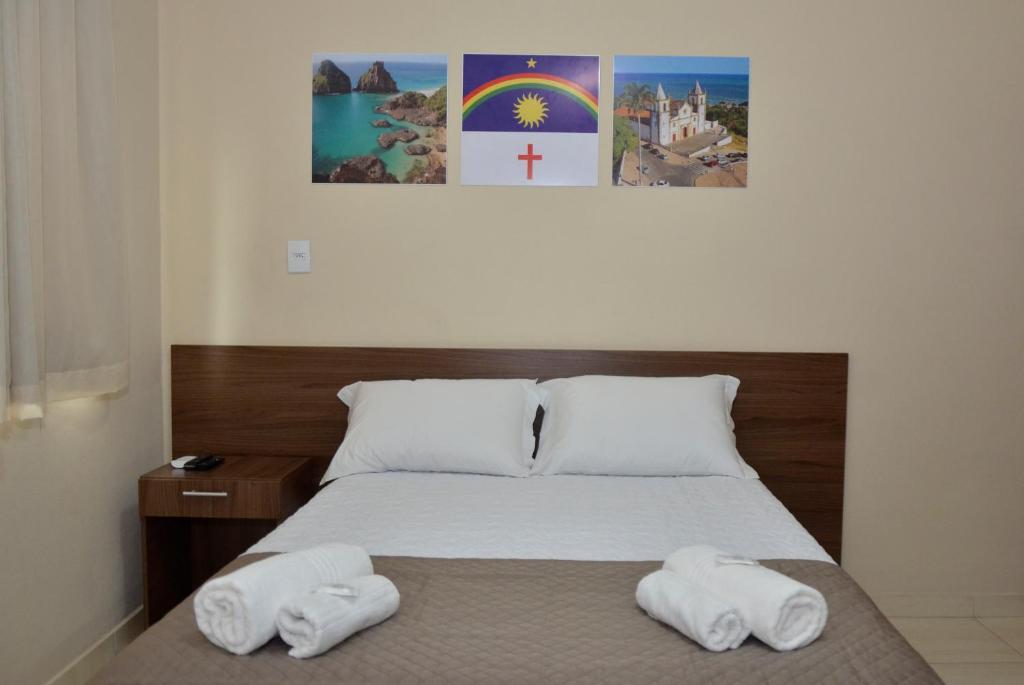 - une chambre avec un lit et 2 serviettes dans l'établissement Hotel Brasil, à Guanhães