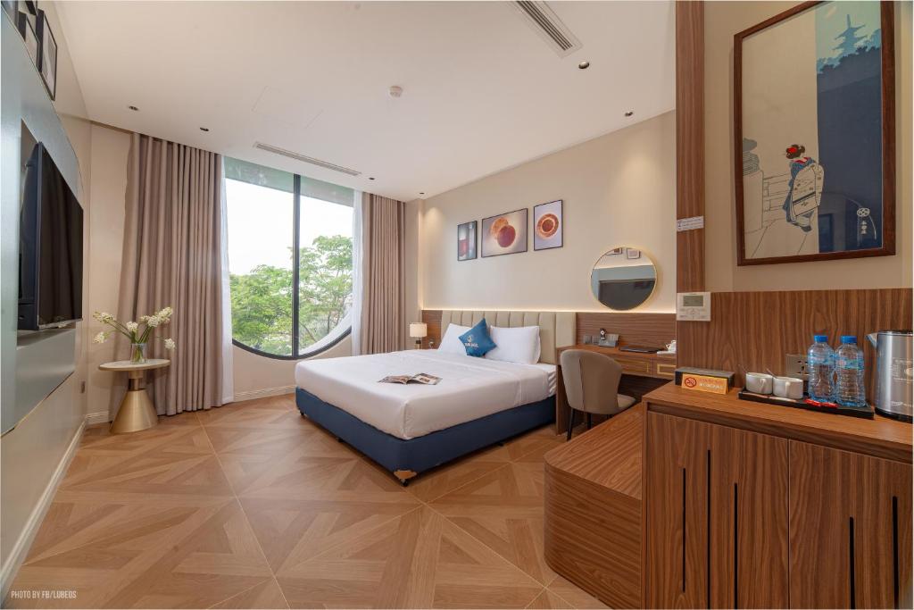 a hotel room with a bed and a television at Solaya Hotel in Tài Xá