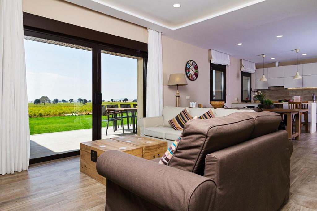 a living room with a couch and a table at Casa Rural Monte Higueras in Corral de Almaguer