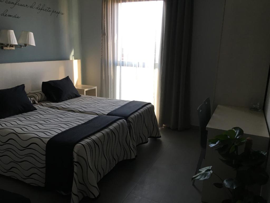 une chambre d'hôtel avec un lit et une fenêtre dans l'établissement Hotel HM Alfaro, à Alfaro