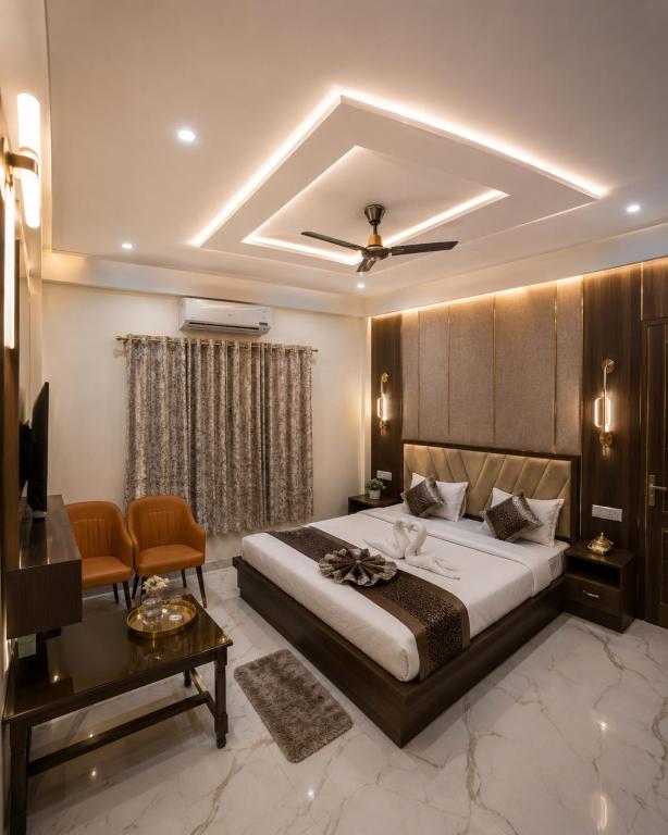 a bedroom with a large bed with a ceiling at Hotel Ayodhya Dharshan 500m Walk From Shree Ram Mandir in Ayodhya