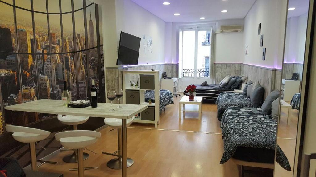 un soggiorno con divano e tavolo di Studios Solmayor a Madrid