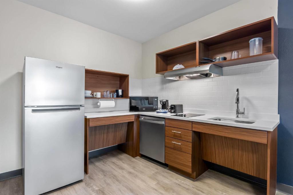 Everhome Suites Panama City Beach photo