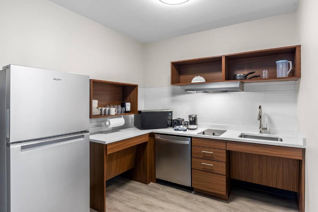 Everhome Suites Panama City Beach photo