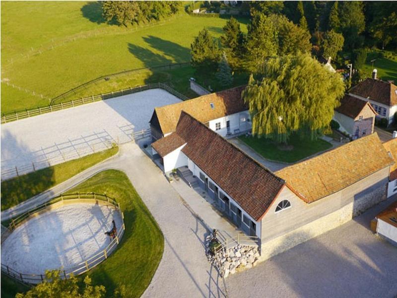 einen Blick über ein großes Gebäude mit Pool in der Unterkunft Gîtes Casalé Di Vito in Longvilliers