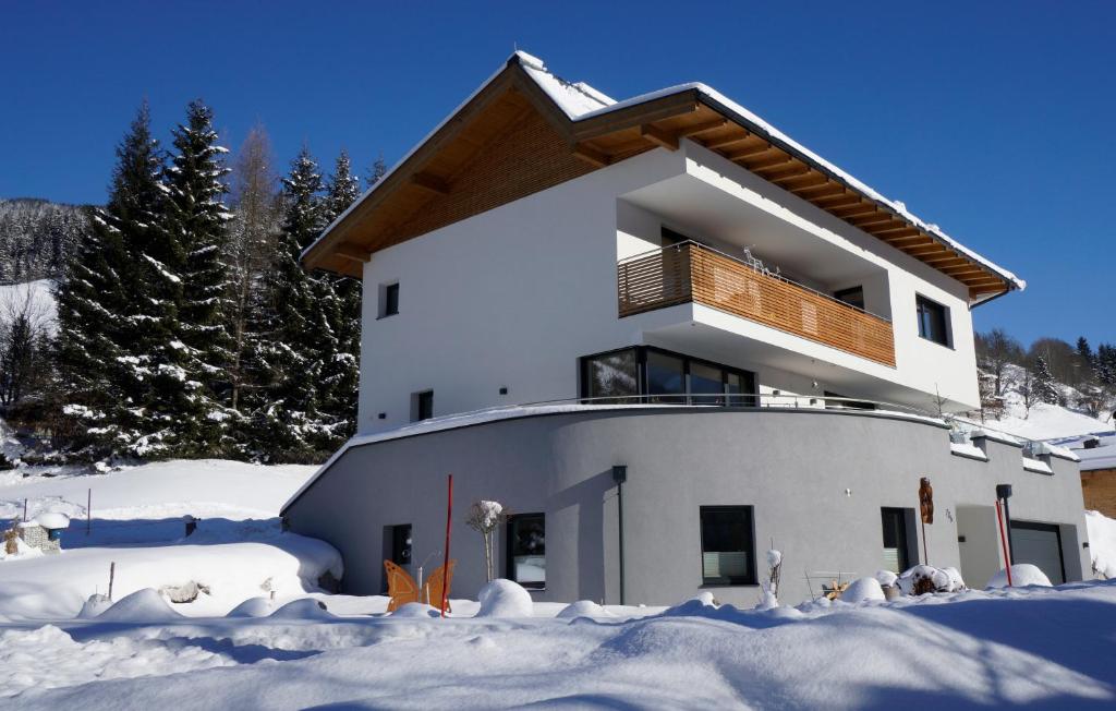 ザールバッハ・ヒンターグレムにあるSunnseitの雪中の家