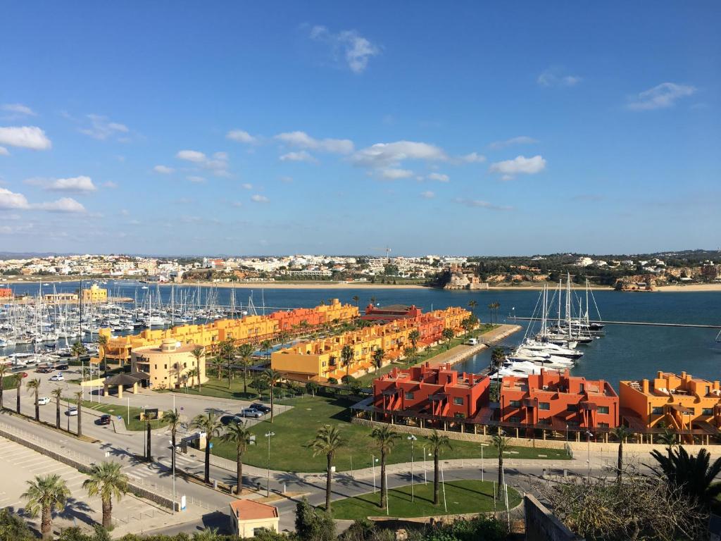 uma marina com um monte de edifícios e um porto em Ryan´s Flat em Portimão