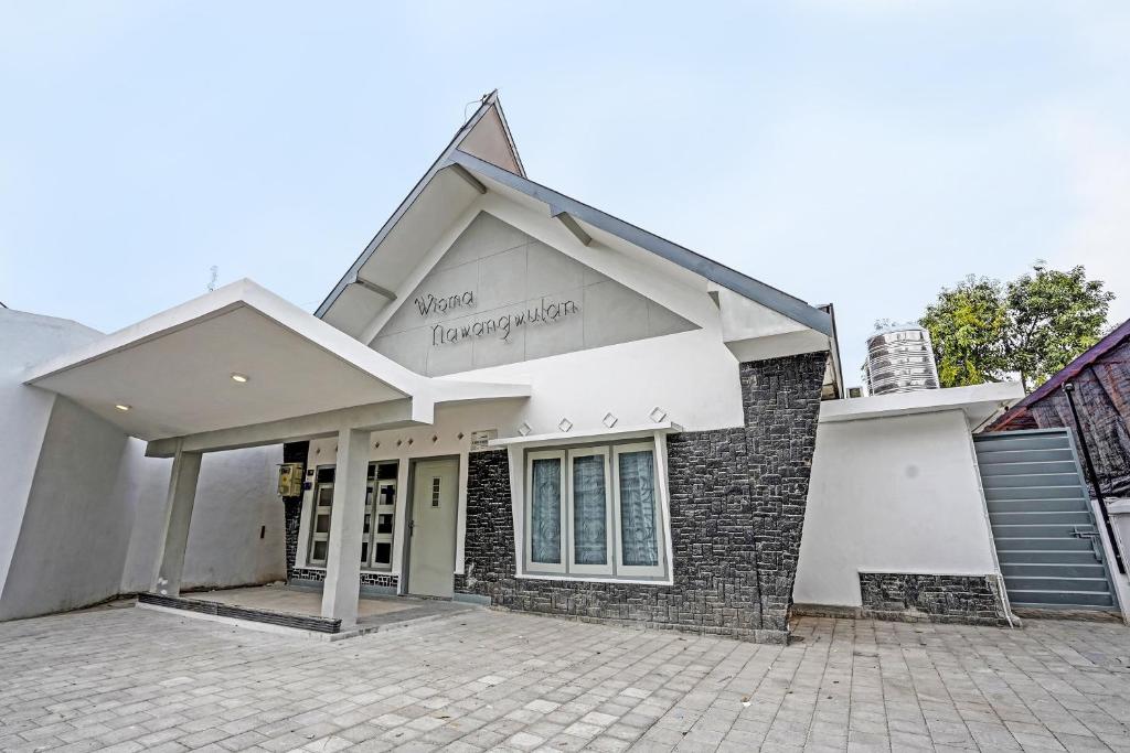 SUPER OYO 91618 Hotel Nawangwulan - Housity