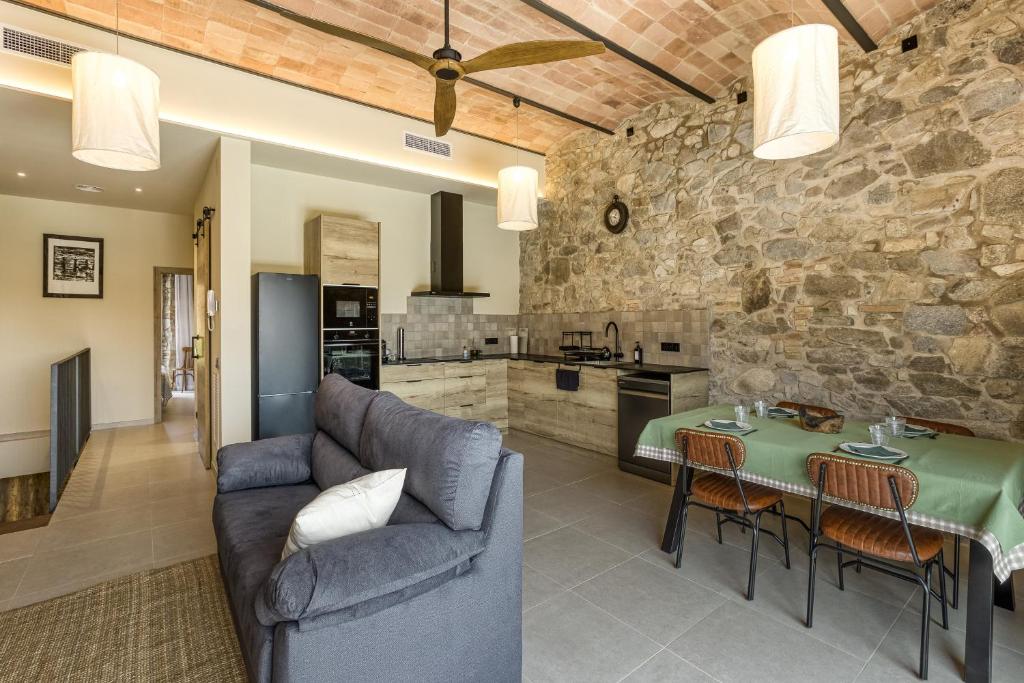 a living room with a couch and a table in a kitchen at El Corral in Agullana