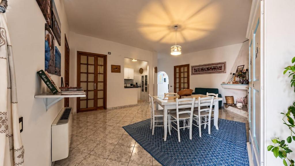a kitchen and dining room with a table and chairs at L'ALGA in Càbras