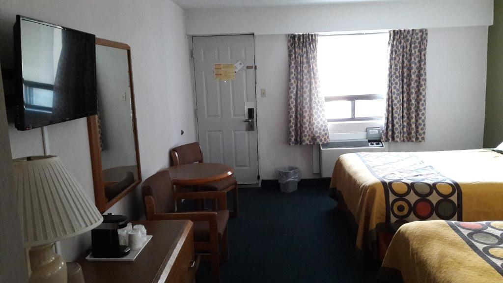 Super 8 by Wyndham Niagara Falls North - Resim 32