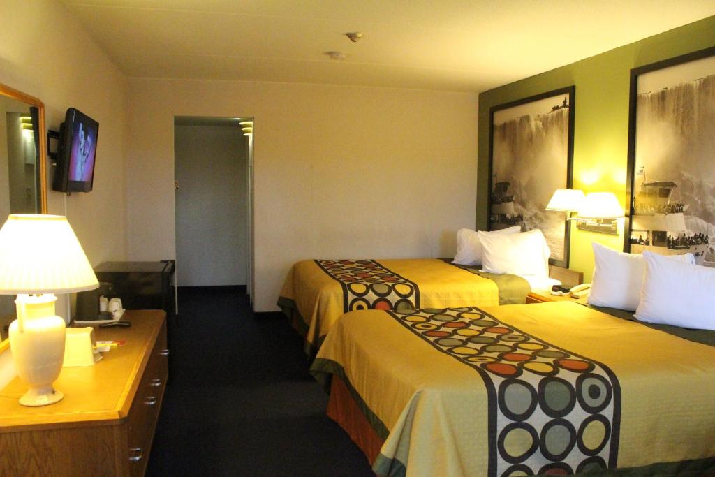 Super 8 by Wyndham Niagara Falls North - Chambre Queen Avec Deux Lits Queen - Non-fumeur