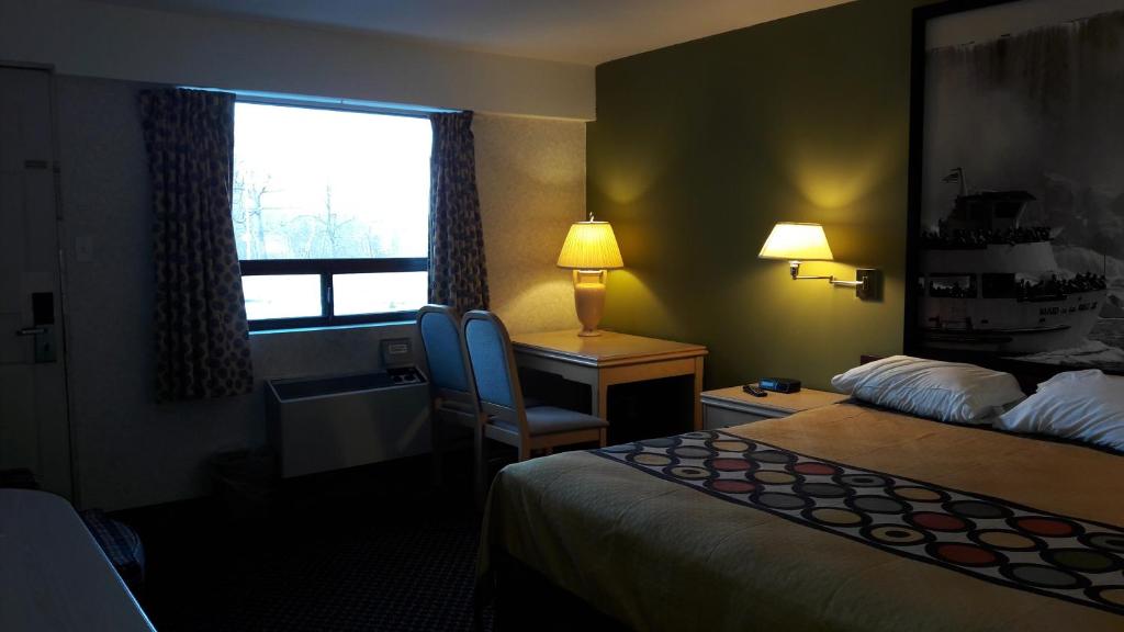 Super 8 by Wyndham Niagara Falls North - Room King - Non-fumeur