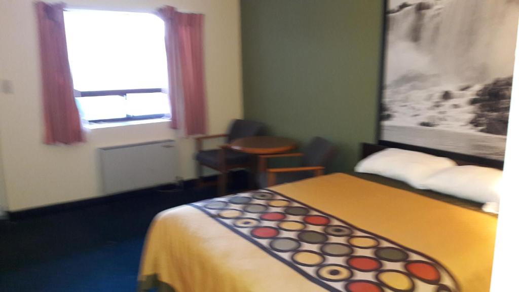 Super 8 by Wyndham Niagara Falls North - Resim 25