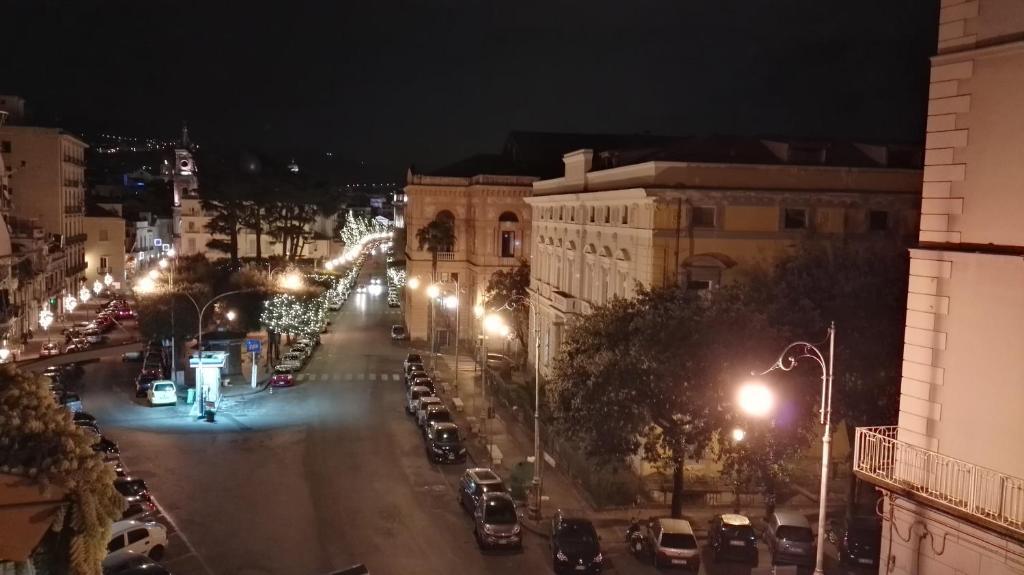 サレルノにあるIndipendenzaの車を停めた夜の街路