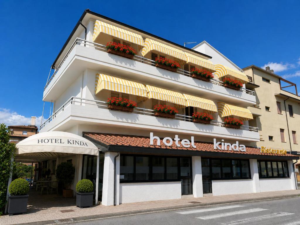 Ein Hotelgebäude in Killeen mit Blumenkästen an der Fassade in der Unterkunft Hotel Kinda in Castiglione della Pescaia