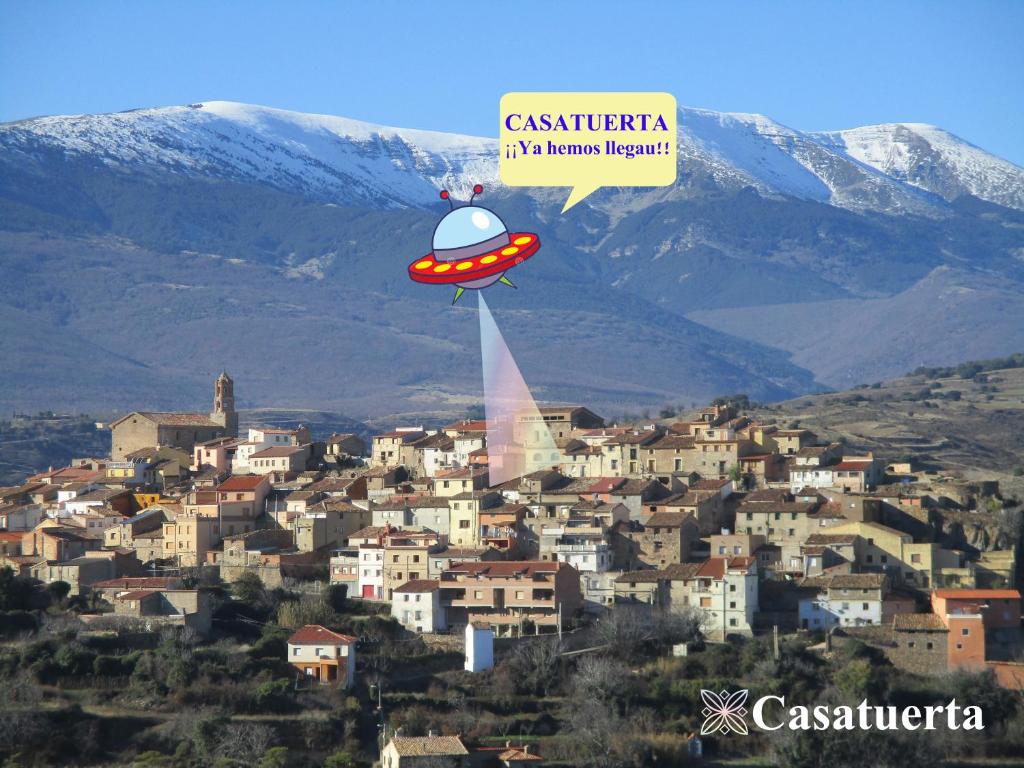 una pequeña ciudad con una aeronave volando sobre una ciudad en Casa Tuerta, en Alcalá de Moncayo
