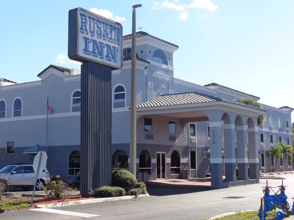 a street sign in front of a large building at Ruskin Inn Tampa-Sun City Center in Ruskin