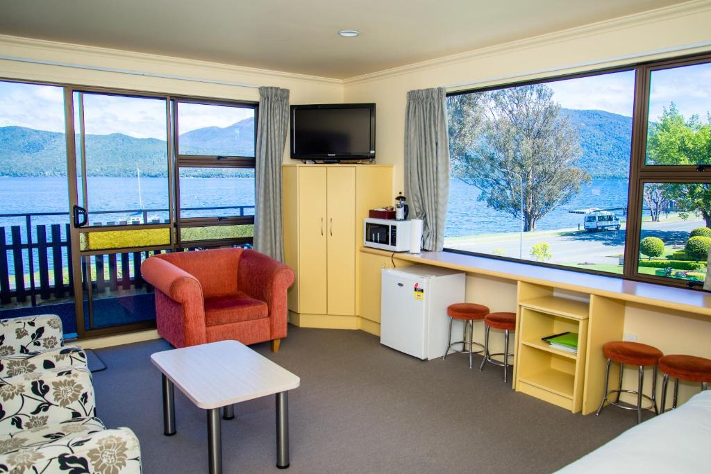 Kuchyň nebo kuchyňský kout v ubytování Edgewater Motel