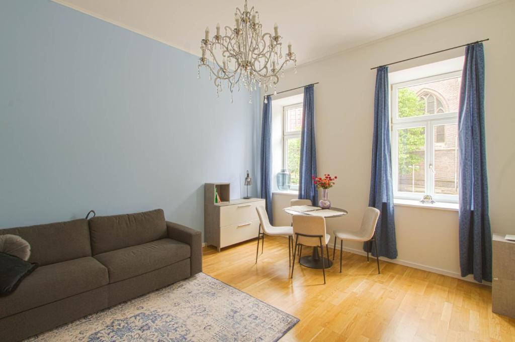 a living room with a couch and a table at Indigo am Gürtel in Vienna
