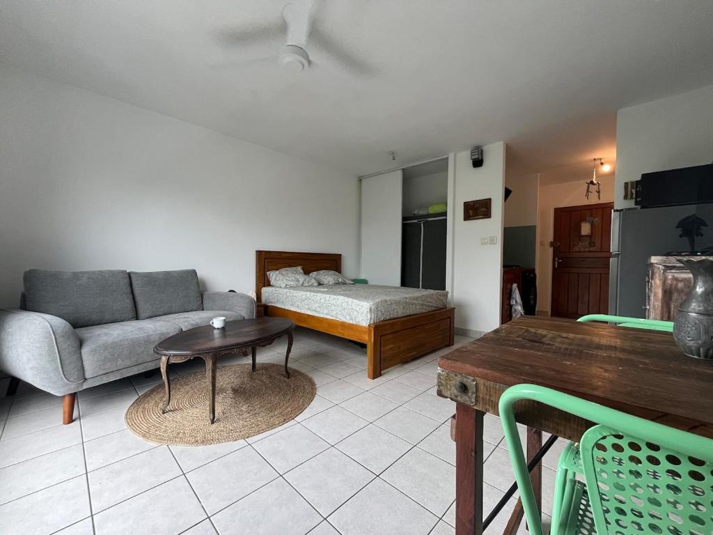 a living room with a couch and a table at Petite Case cade in Sainte-Marie