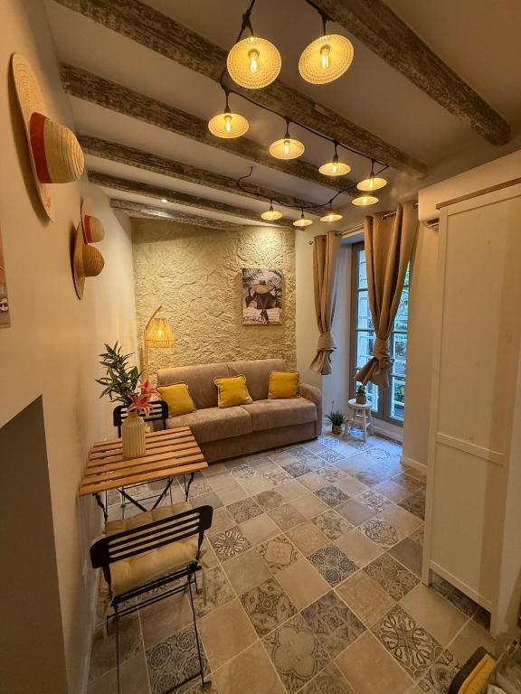 a living room with a couch and a table at Gambetta in Arles