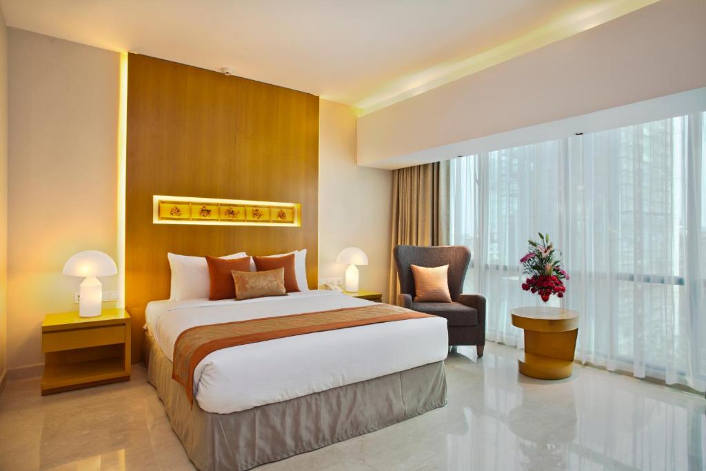una camera d'albergo con letto e sedia di Lakeshore Banani a Dhaka