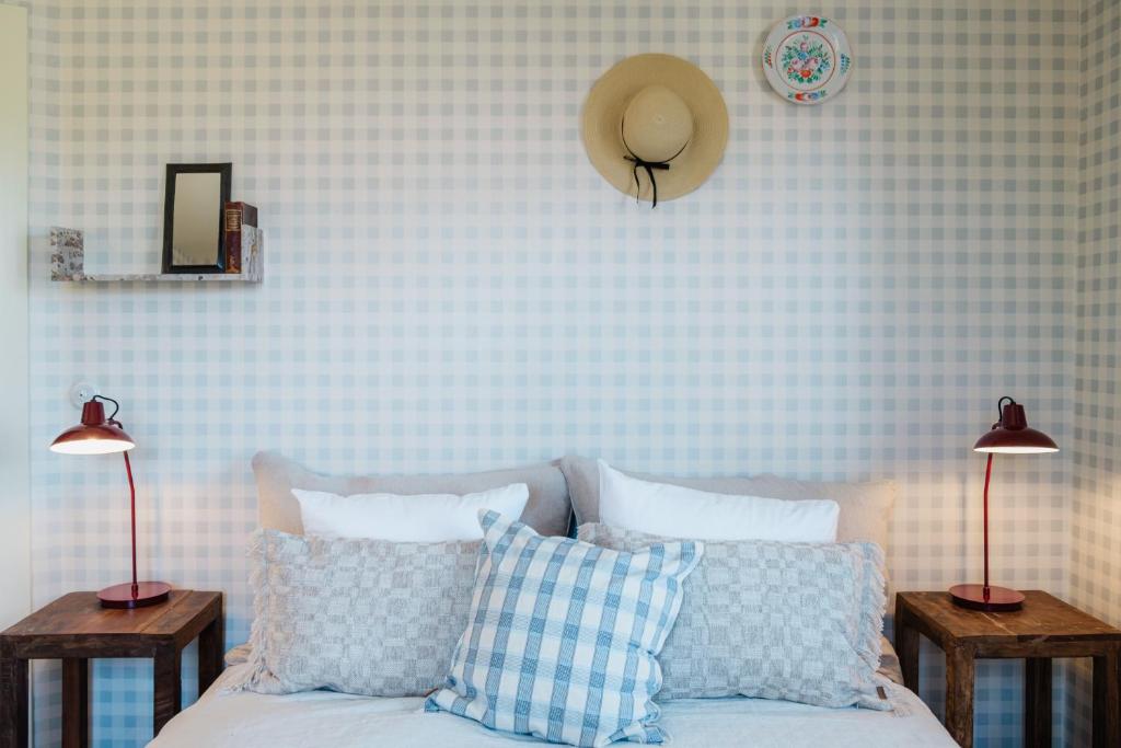 a living room with a couch and two lamps at Hotel Villa Lejet in Tisvilde