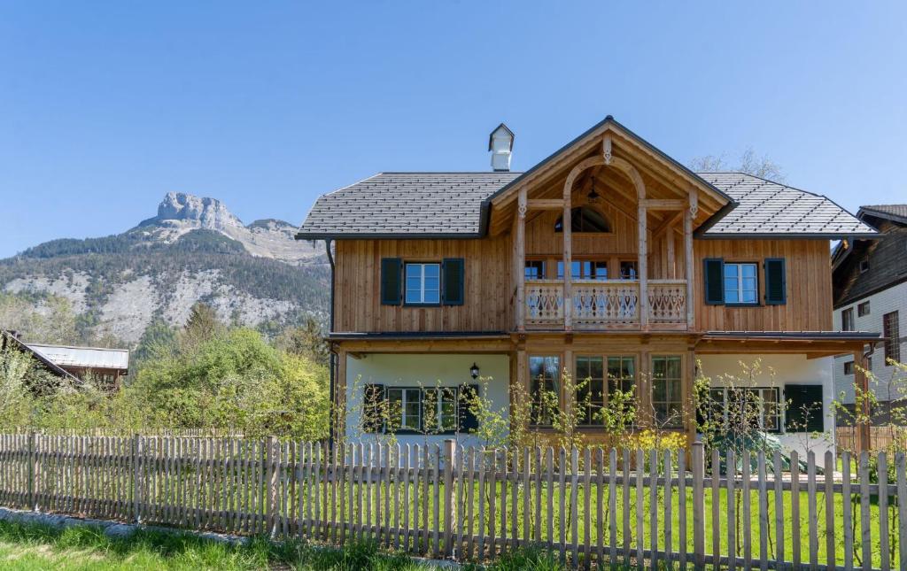 a wooden house with a fence at Gästehaus Eltz - Your Austrian Home in Puchen