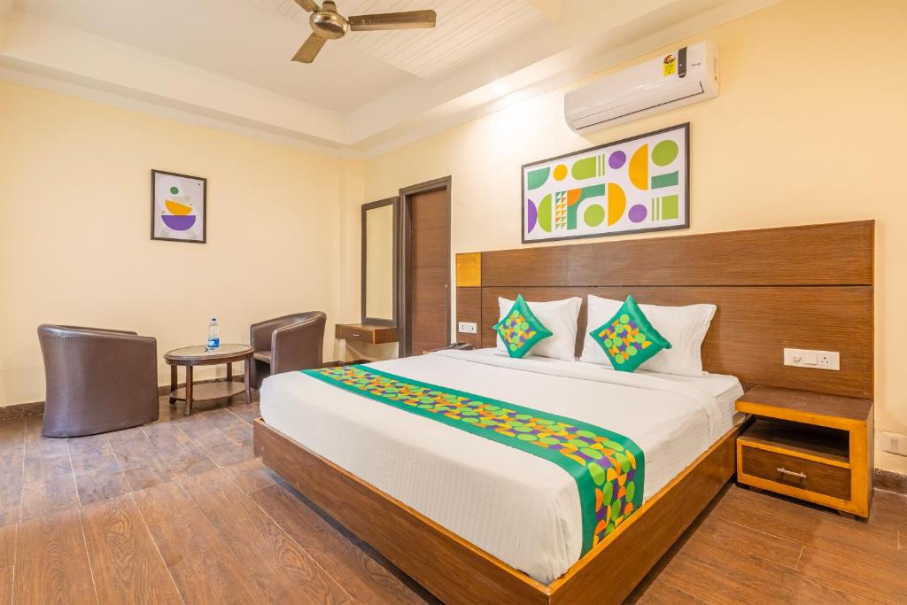 a bedroom with a large bed in a room at Treebo Ivy Castle in Gurgaon