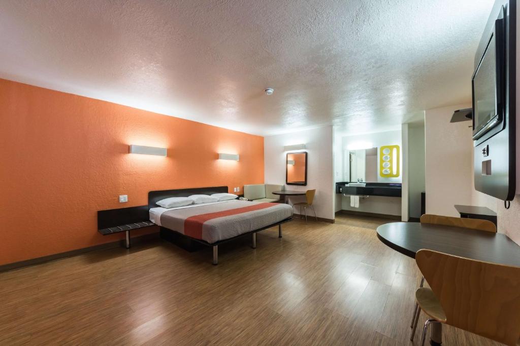 Motel 6-Uvalde, TX - Chambre Lit King-Size De Luxe - Non-Fumeurs