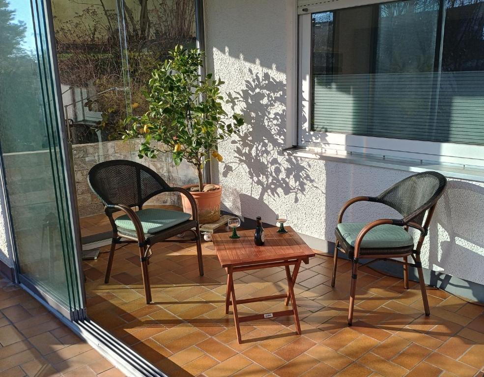 three chairs and a table on a patio at Ferienwohnung RoSi in Ebermannstadt