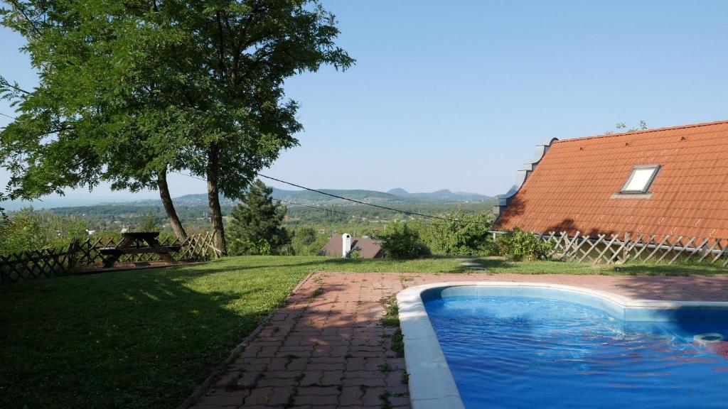 Bazén v ubytování Hillside Apartments nebo v jeho okolí