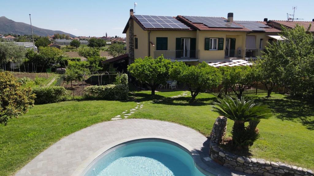 a house with a swimming pool in a yard at In ta Villa da u Perinetti in Bastia