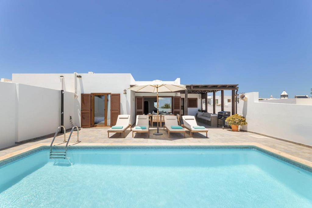 Villa Naiser by Aura Villas