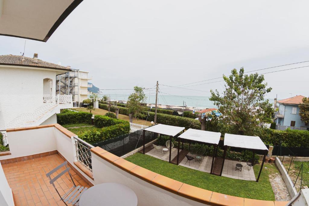 a balcony with a view of a garden at Il mare di Giulio in Marcelli