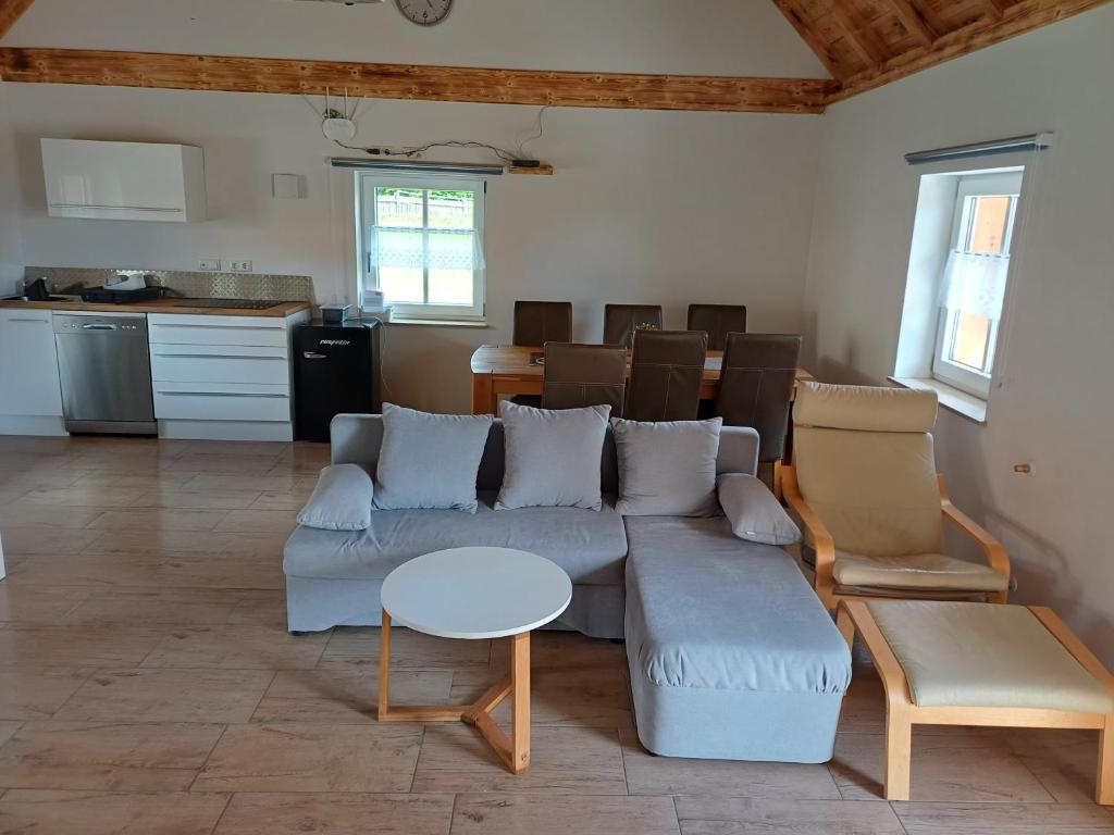 a living room with a couch and chairs and a table at Ferienwohnung Landlust in Treuchtlingen