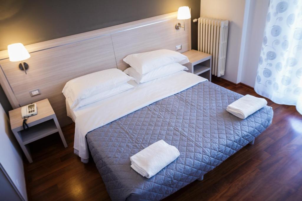 Postel nebo postele na pokoji v ubytování Twelve Hotel