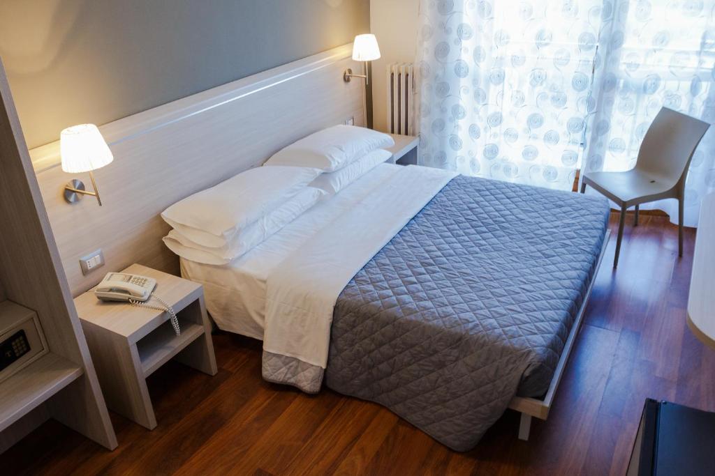Postel nebo postele na pokoji v ubytování Twelve Hotel