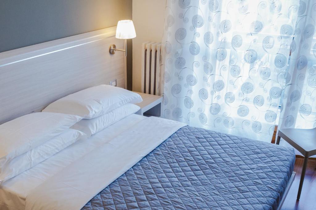 Postel nebo postele na pokoji v ubytování Twelve Hotel