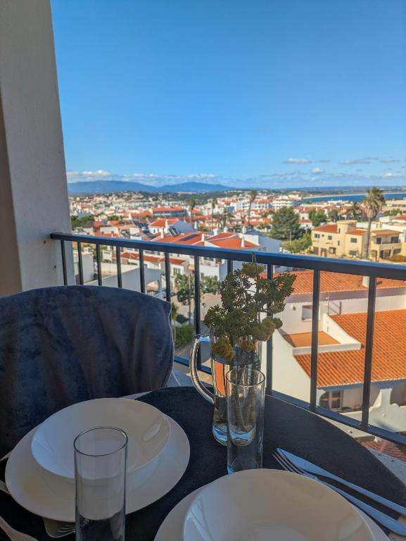 Renovated Sea View Balcony Apt Walk to Beac