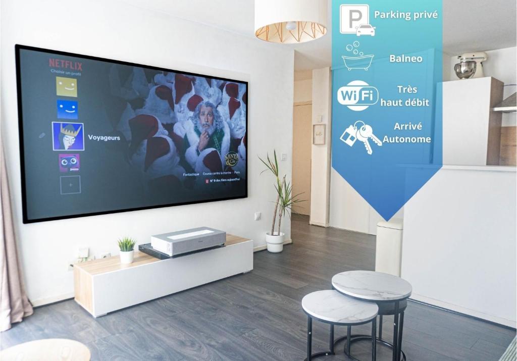 a living room with a flat screen tv on a wall at Évasion étoilée in Corbeil-Essonnes