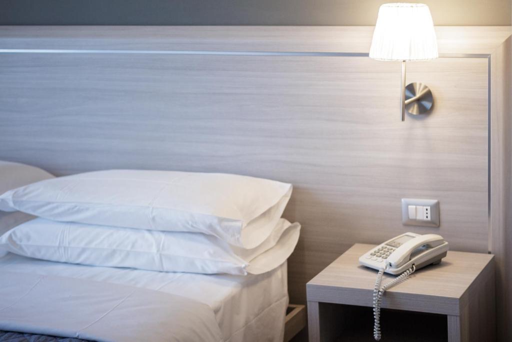 Postel nebo postele na pokoji v ubytování Twelve Hotel