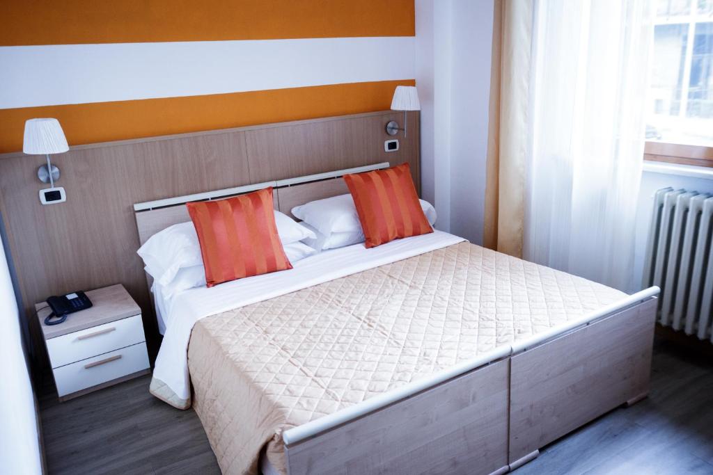 Postel nebo postele na pokoji v ubytování Twelve Hotel