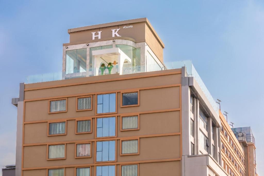 two people standing on top of a building at HK Hotel Bangkok in Ban Bang Toei (1)